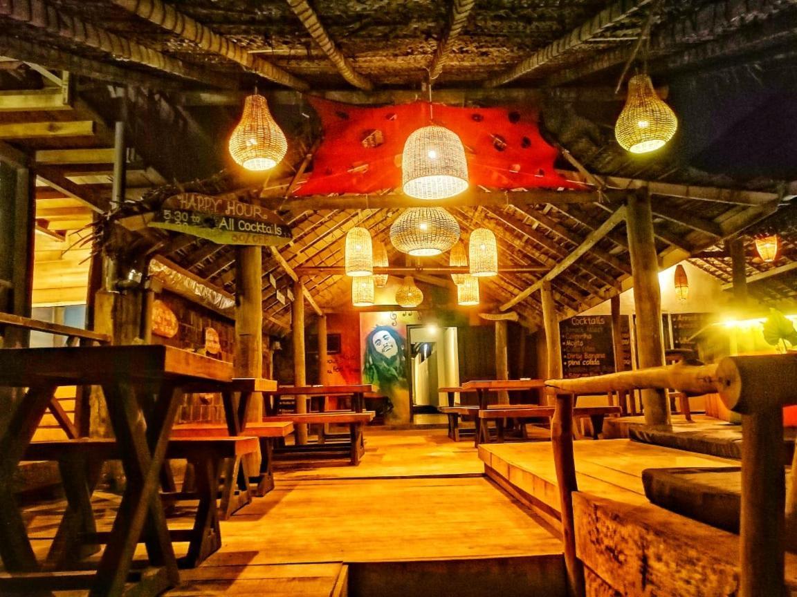 Backpack Beach Hostel & Reggae Bar Boossa Exterior photo