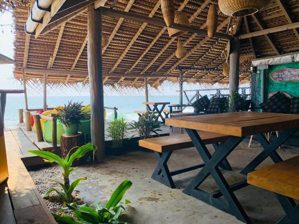 Backpack Beach Hostel & Reggae Bar Boossa Exterior photo