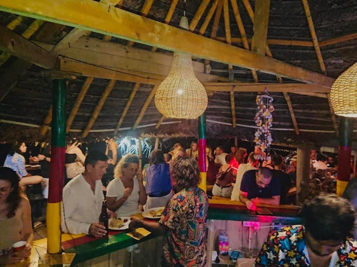 Backpack Beach Hostel & Reggae Bar Boossa Exterior photo