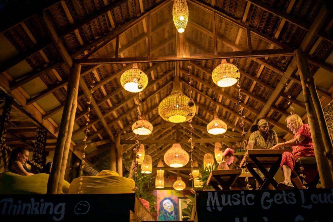 Backpack Beach Hostel & Reggae Bar Boossa Exterior photo