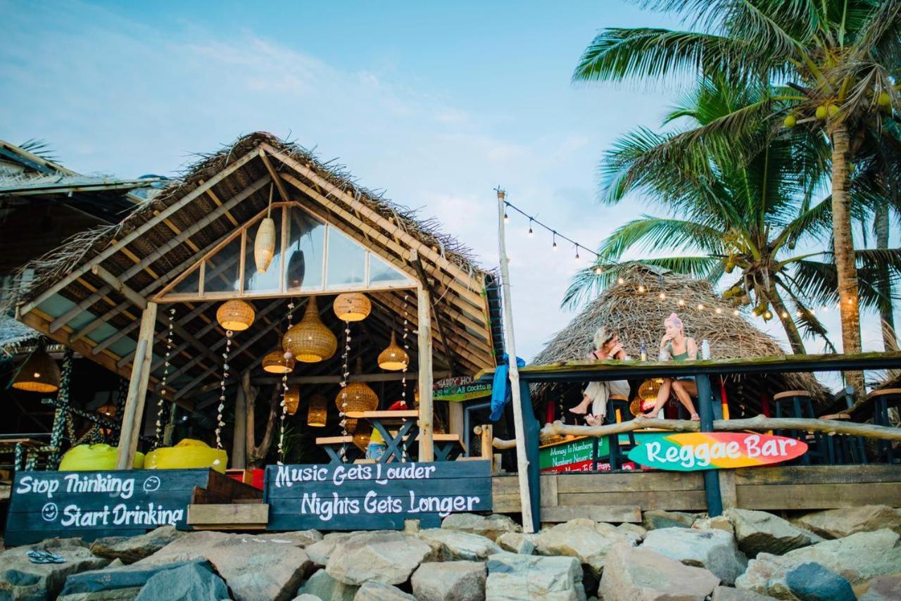 Backpack Beach Hostel & Reggae Bar Boossa Exterior photo