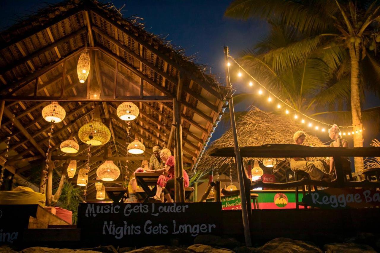 Backpack Beach Hostel & Reggae Bar Boossa Exterior photo