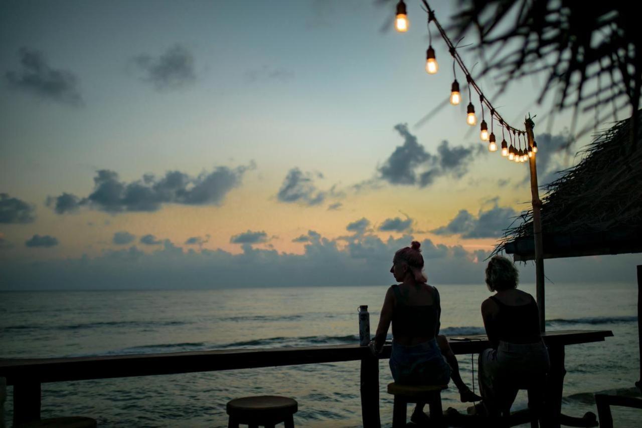 Backpack Beach Hostel & Reggae Bar Boossa Exterior photo