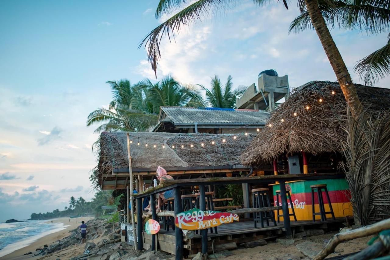 Backpack Beach Hostel & Reggae Bar Boossa Exterior photo