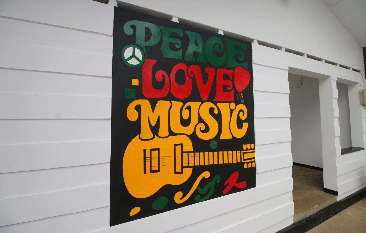 Backpack Beach Hostel & Reggae Bar Boossa Exterior photo