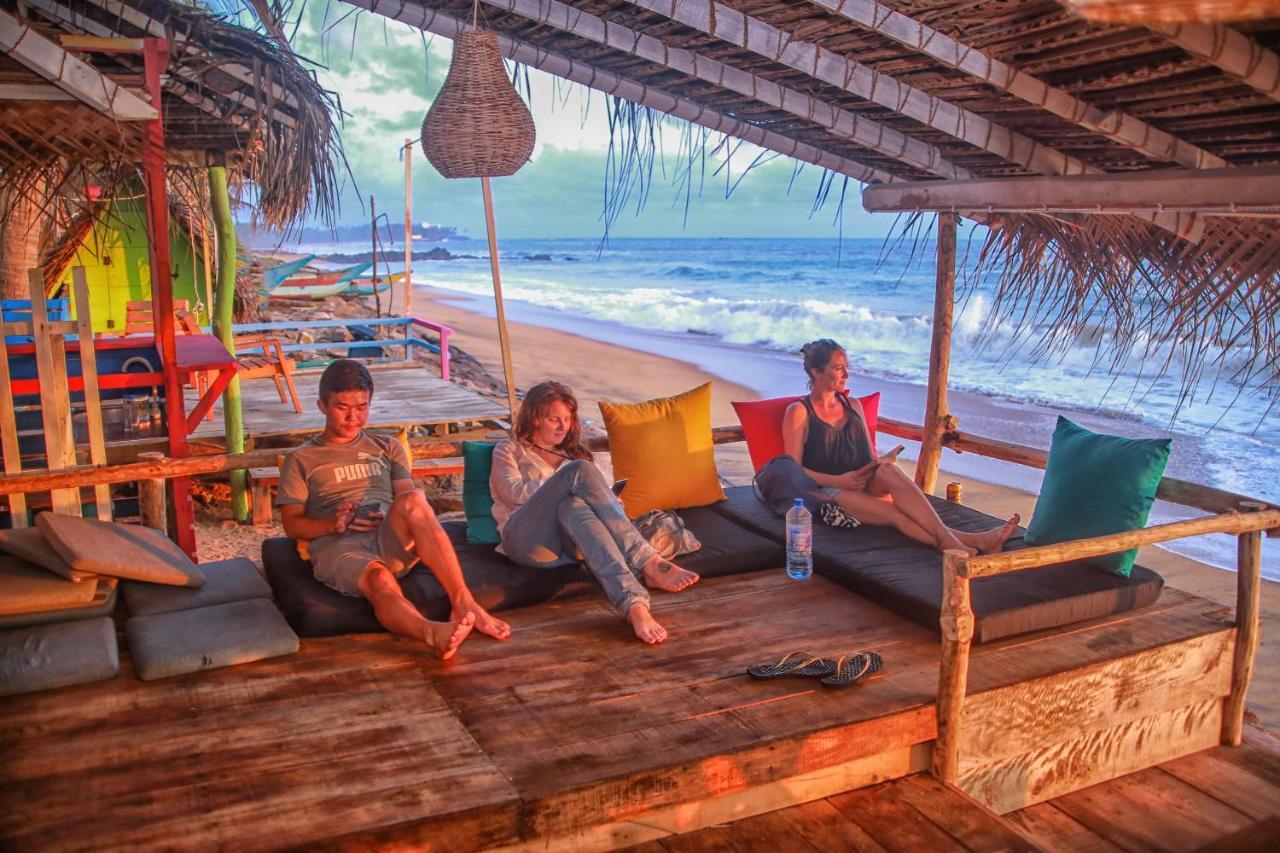 Backpack Beach Hostel & Reggae Bar Boossa Exterior photo