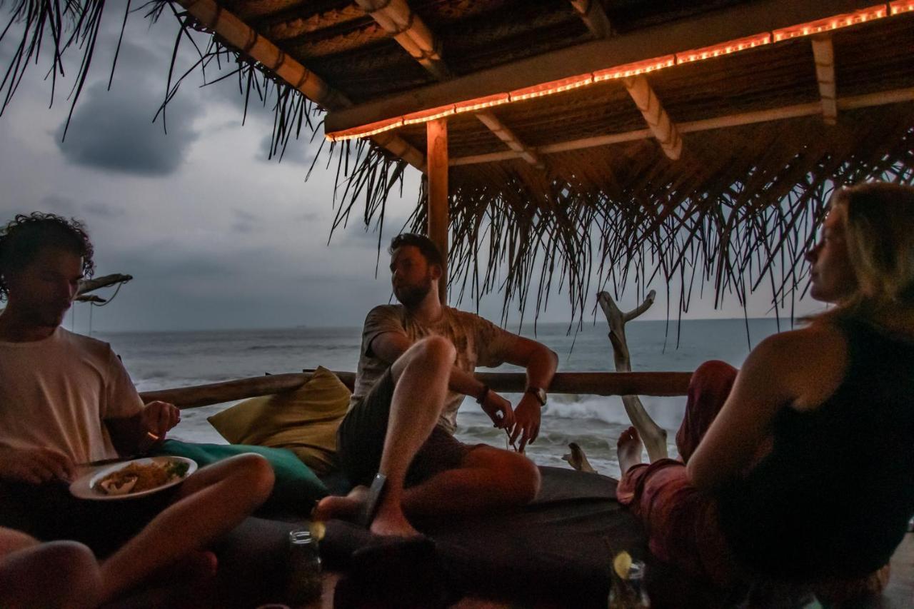 Backpack Beach Hostel & Reggae Bar Boossa Exterior photo